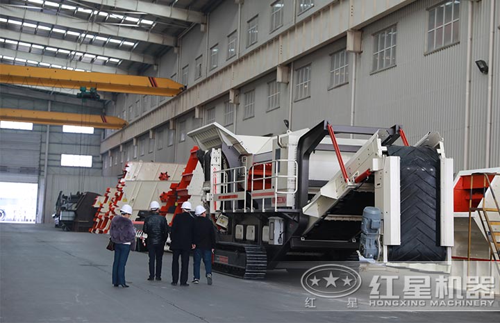 用戶來廠考察,親眼了解移動式制砂機詳情 用戶來廠考察,親眼了解移動式制砂機詳情